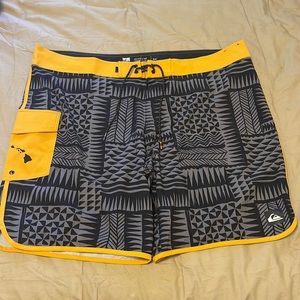 Quiksilver boardshorts 44 waist black grey and yellow